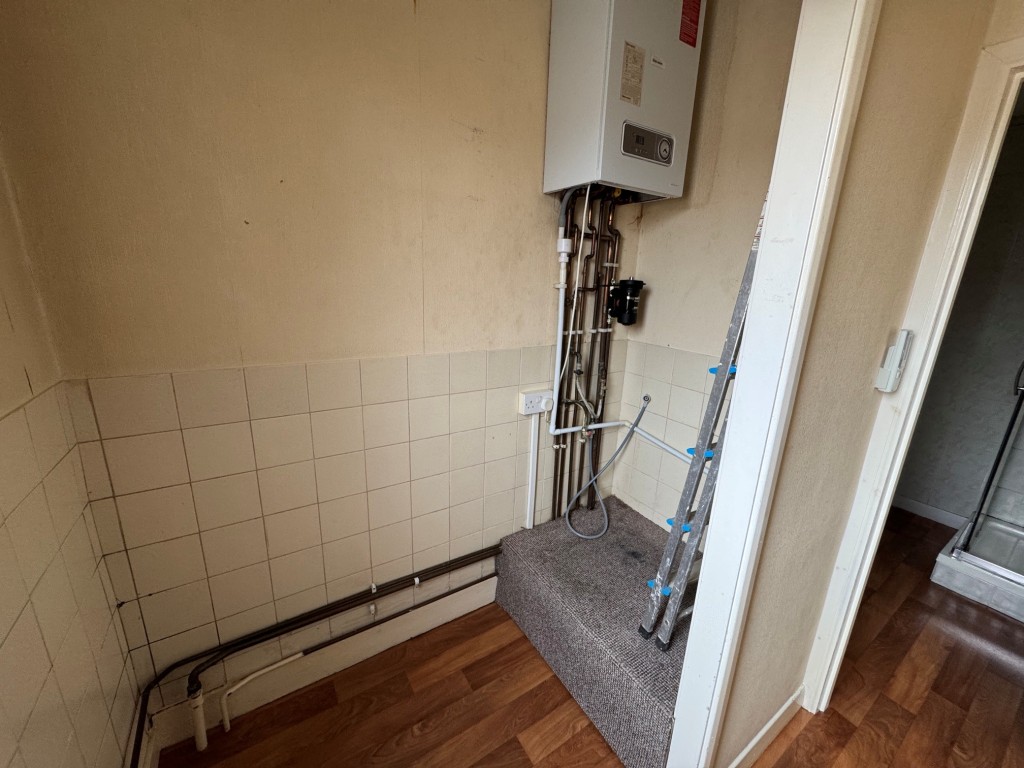 Lot: 33 - FREEHOLD VACANT SHOP, VACANT TWO-BEDROOM FLAT PLUS TWO-BEDROOM INVESTMENT FLAT IN PRIME LOCATION - Flat A - Lobby with access to roof
